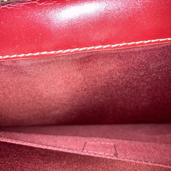 Wilson’s Leather Briefcase Burgundy Color comes with a key. - Picture 14 of 14
